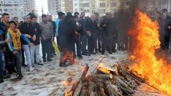Kayseri'deki Nevruz kutlamasında bir kadının eteği tutuştu