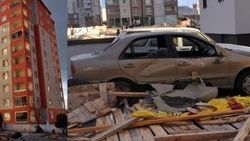 Kayseri’de fırtına çatıları uçurdu