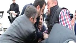 Otomobiline çarpan aracın sürücüsünü tekme tokat dövdü