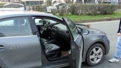Rize'de demir çubuk aracın ön camından içeri girdi