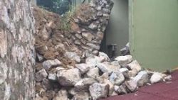 İstinat duvarı çöktü huzurevi boşaltıldı