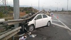 Bariyerlere saplanan otomobilde bir kişi öldü