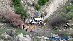 Manisa'da otomobil uçuruma yuvarlandı: 2 ölü 2 yaralı