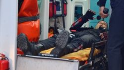 Alkollü sürücü polislere çarptı: 2 yaralı