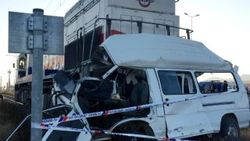 Tren minibüse çarptı: 2 ölü