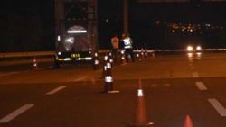 İzmir'de devrilen TIR otoyolu trafiğe kapattı