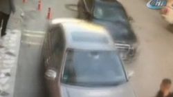 Aracın altında kalmaktan son anda kurtuldu