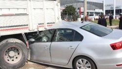 Adanalı kadın sürücü duran kamyonun altına girdi İZLE