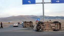 Kars'ta öğrenci servisi kaza yaptı: 14 yaralı