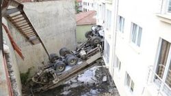 Kağıthane'de bir beton mikseri binanın bahçesine düştü