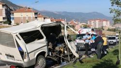 Denizli'de boş otobüs minibüse çarptı: 1 ölü