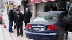 79 yaşındaki sürücü otomobiliyle giyim mağazasına daldı