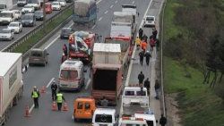 TEM'de zincirleme kaza: Trafik durdu - izle