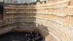 Ataşehir'de otomobil 20 metreden uçtu