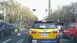 Bisikletli genç kadın kazadan ucuz kurtuldu