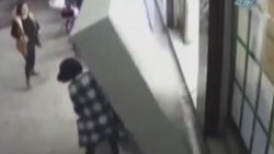 Üstüne dolap düşen çocuk yaşamını yitirdi