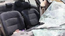 Sürücü parçalanan otomobilden sağ çıktı