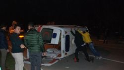 Hasta taşıyan ambulans kazaya karıştı: 6 yaralı