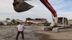 ABD'de yapılan buzlu su kampanyasında kepçe kazası İZLE