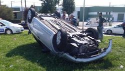 Takla atan otomobilden yara almadan çıktı