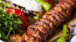 Kadın işletmeci ustalara kızdı kebap yapmayı öğrendi