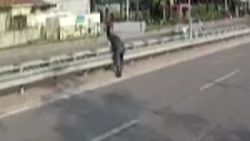 Otobüs şoförü minik kediyi ezilmekten kurtardı