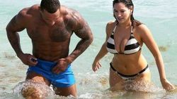 Kelly Brook düğünü erteledi