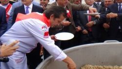 Kılıçdaroğlu en büyük pilavın tadına baktı