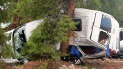 Kemer'de tur minibüsü devrildi: 3 ölü