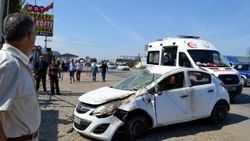 Emniyet kemeri arkadan bağlı sürücü yola fırladı