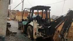 Derik Belediyesi'ne ait kepçeyi askerler imha etti