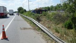 Kocaeli'de kontrolden çıkan TIR devrildi