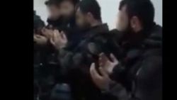 Özel harekat operasyona çıkmadan önce dua ediyor