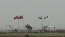Türkiye'nin Kilis sınırı karşısına 3 ayrı bayrak dikildi