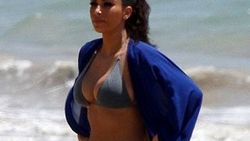 Kim Kardashian yine bikini giydi