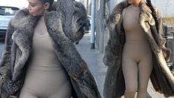 Kim Kardashian ten rengi tulum giydi