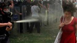 Kırmızılı kadına gaz sıkan polisin cezası belli oldu