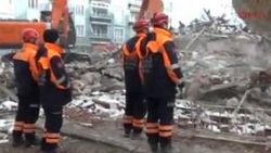 Depremde çöken binanın enkazından eşya çıkardılar