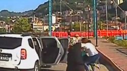 Eşinden boşanan adam parkta oynayan kızlarını kaçırdı