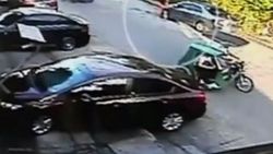 Filipinler'de seyir halindeki araçtan çıplak kız düştü