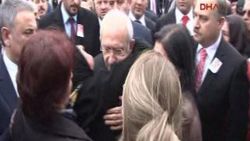 Şehit polisin annesi Kılıçdaroğlu'na sarılarak ağladı