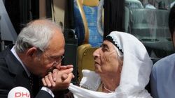 Kemal Kılıçdaroğlu Tunceli'de halasının elini öptü