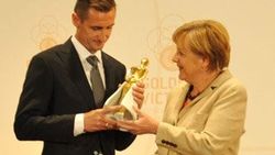 Klose Uyum için Altın Victoria Ödülü’nü Merkel'den aldı