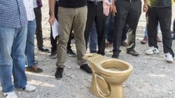 CHP önünde altın renkli klozetli eylem