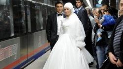 Marmaray düğün fotoğrafı mekanı oldu