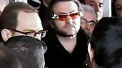 Koç'un cenazesindeki esrarengiz adam