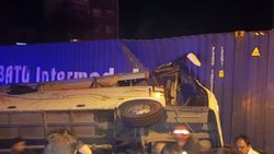 Kocaeli'de 2 TIR ile servis minibüsü çarpıştı: 29 yaralı