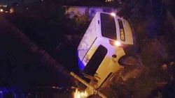 Kocaeli'de ticari araç evin çatısına uçtu
