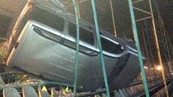 Kocaeli’de bir araç stada düştü