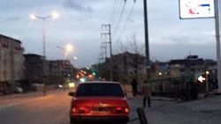 Kocaeli'de tekerleği yarım metre dışarıda giden araç